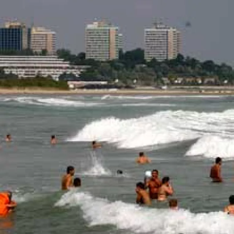 8.000 de turisti scandinavi nu mai vin sa faca plaja la Marea Neagra