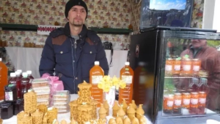 Andrei Zota: "Complex imunofortifiant si miere cu catina, la targul Traditii si flori de sarbatori din Parcul Cismigiu!"