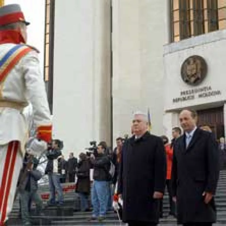 Basescu a topit podul de gheata de peste Prut