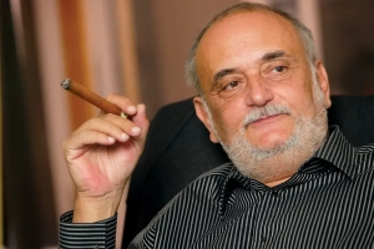 Dinu Patriciu le recomanda romanilor sa investeasca in presa si in retail