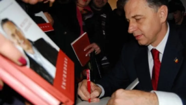 "Incredere": O carte pe care Geoana a scris-o ca "tata, sot si roman"