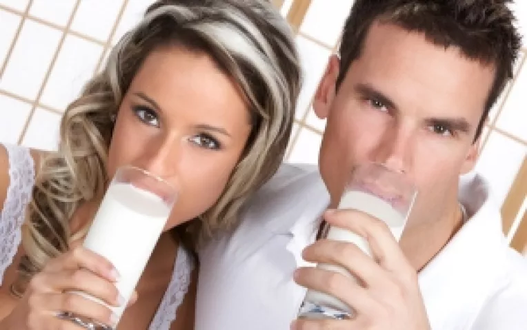 Ingrediente pentru bautura sportivilor fericiti: banane, lapte, scortisoara