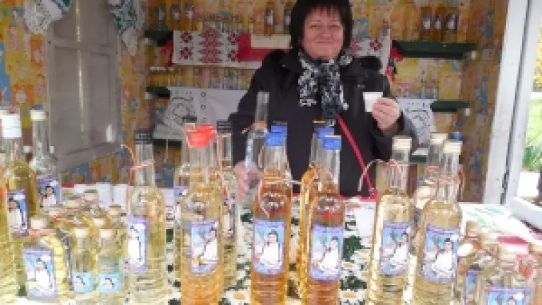 Monica Chise din Bihor: "Primarul General al Capitalei, Sorin Oprescu, apreciaza palinca noastra de Bihor!"