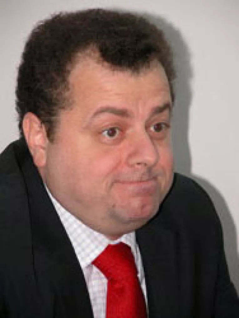 Onoarea directorilor PD se agata de spatarul scaunului