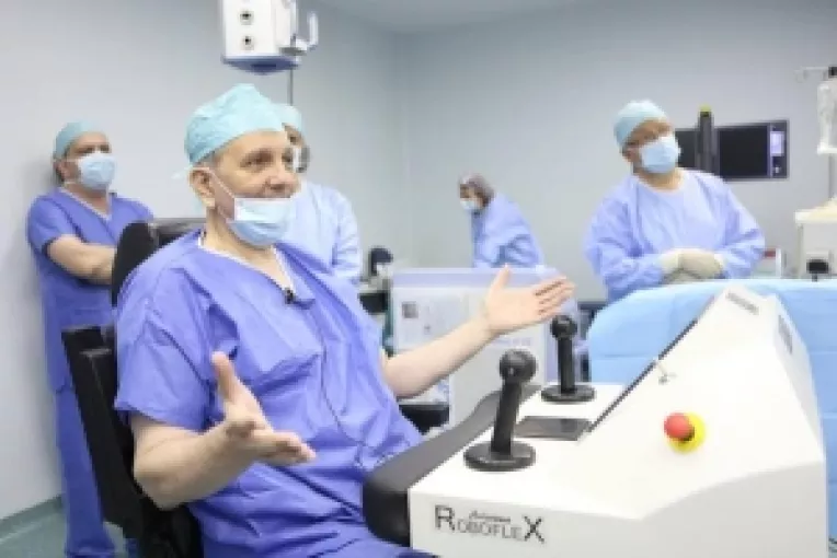 Profesorul Petrisor Geavlete inlocuieste bisturiul cu un robot in tratarea litiazelor renale, tumorilor si malformatiilor