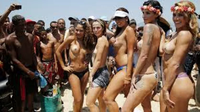 Protest fata de o lege ce interzice femeilor sa faca topless pe plajele din Brazilia