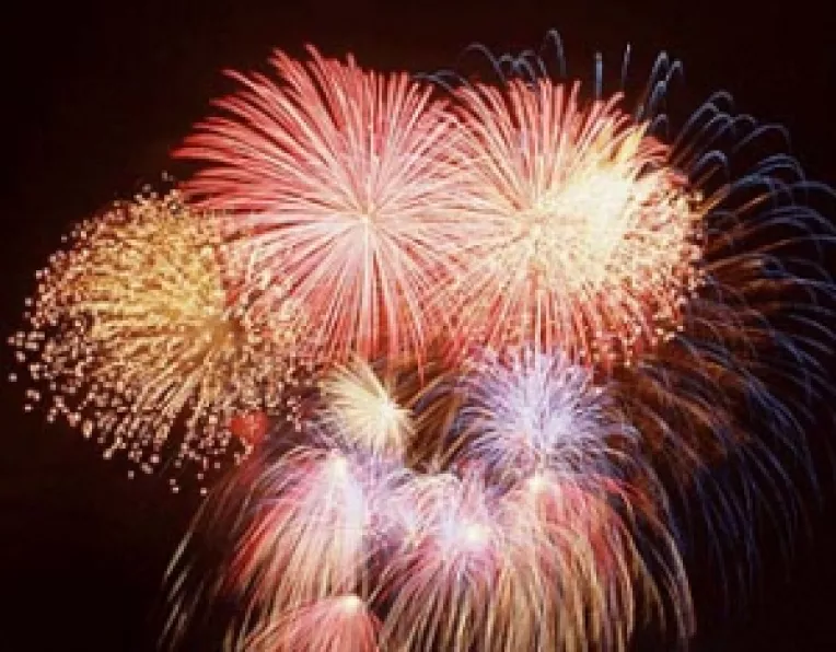 Revelionul organizat de Primaria Capitalei, si transmis in direct de Antena 3, a adunat peste 50.000 de oameni in Piata Constitutiei 