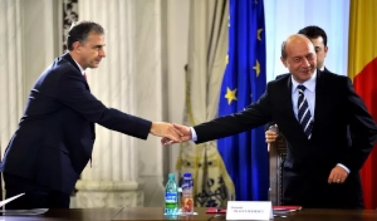 Scenariu Inpolitics : Basescu il inlocuieste pe Boc cu Geoana pentru a salva PDL-ul