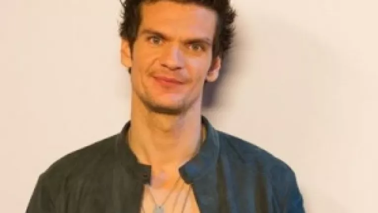 Tudor Chirila castiga la teatru 1.800 de lei lunar