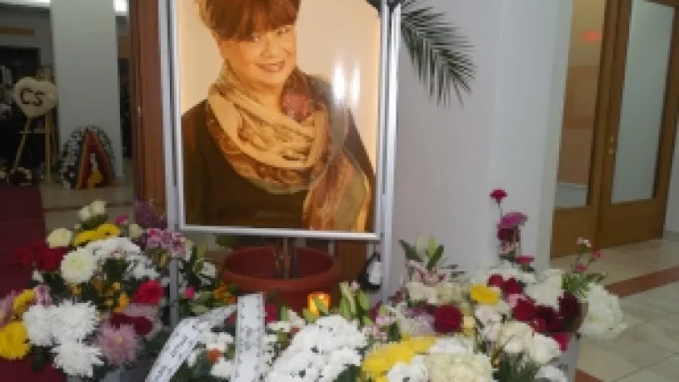 Un preot a tinut o slujba din Evangheliile de Inviere pentru Cristina Stamate, la Teatrul Constantin Tanase